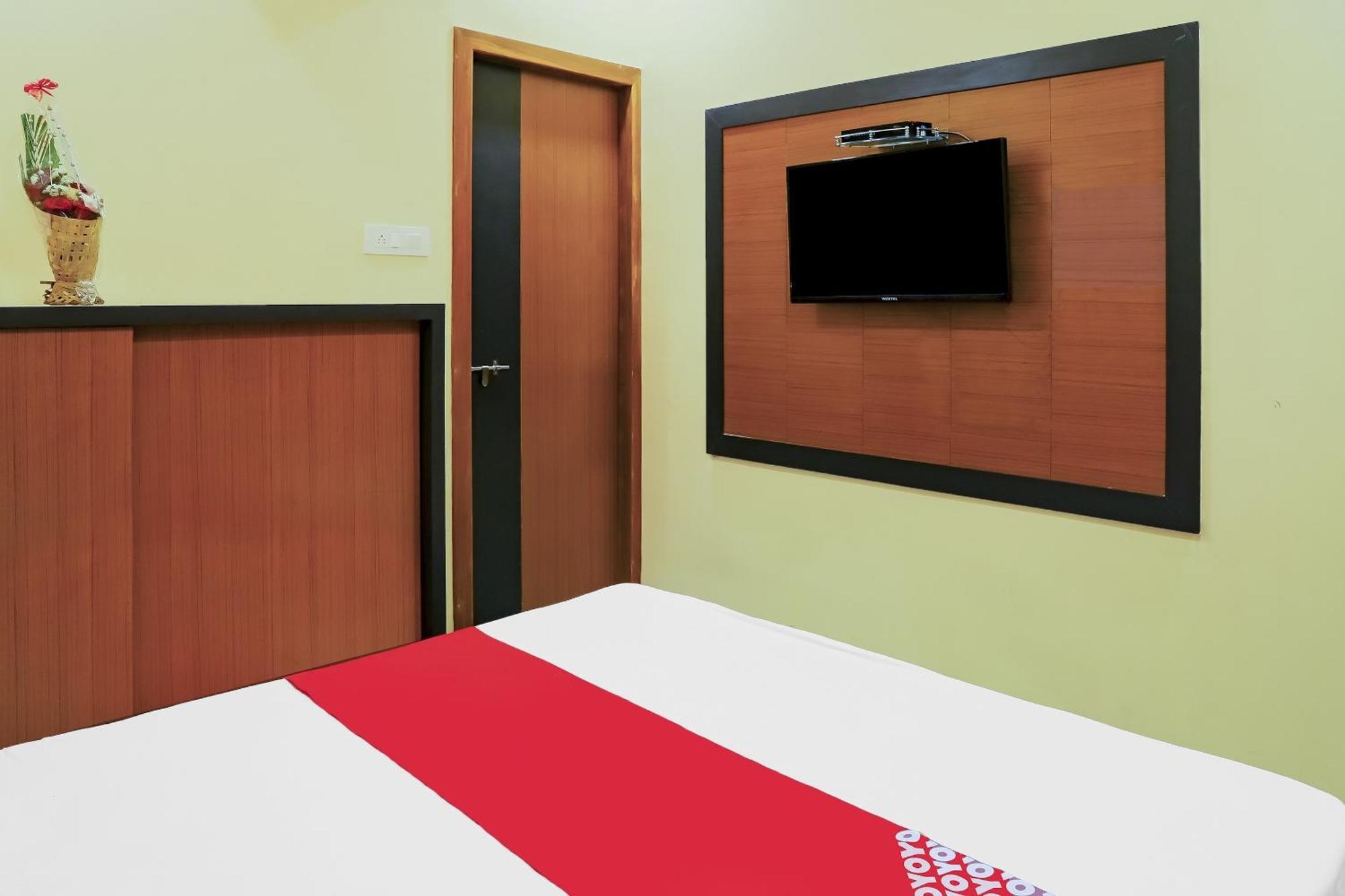 Oyo Hotel Shree Krishna Inn Rooms Surate Exterior foto