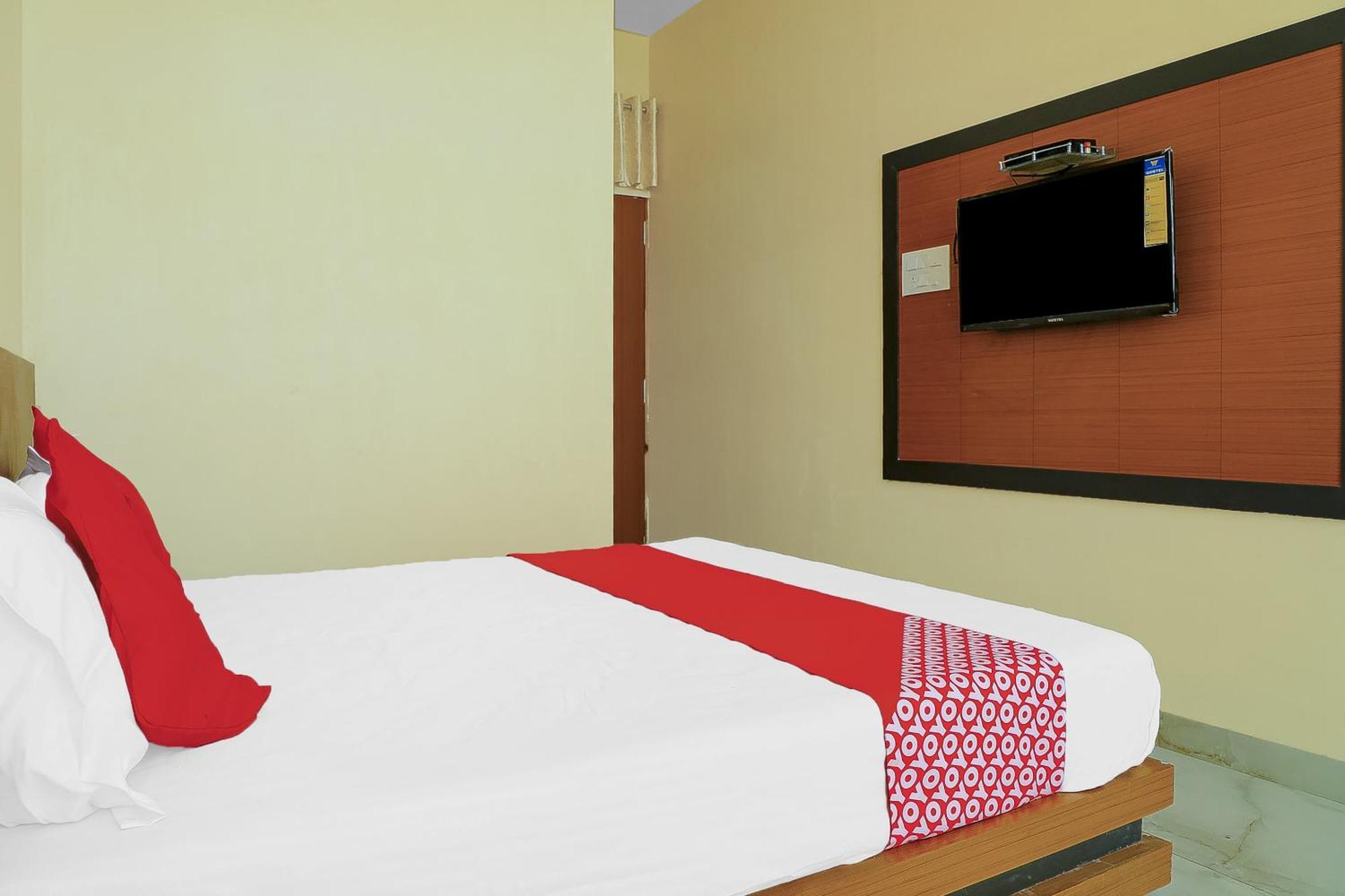 Oyo Hotel Shree Krishna Inn Rooms Surate Exterior foto